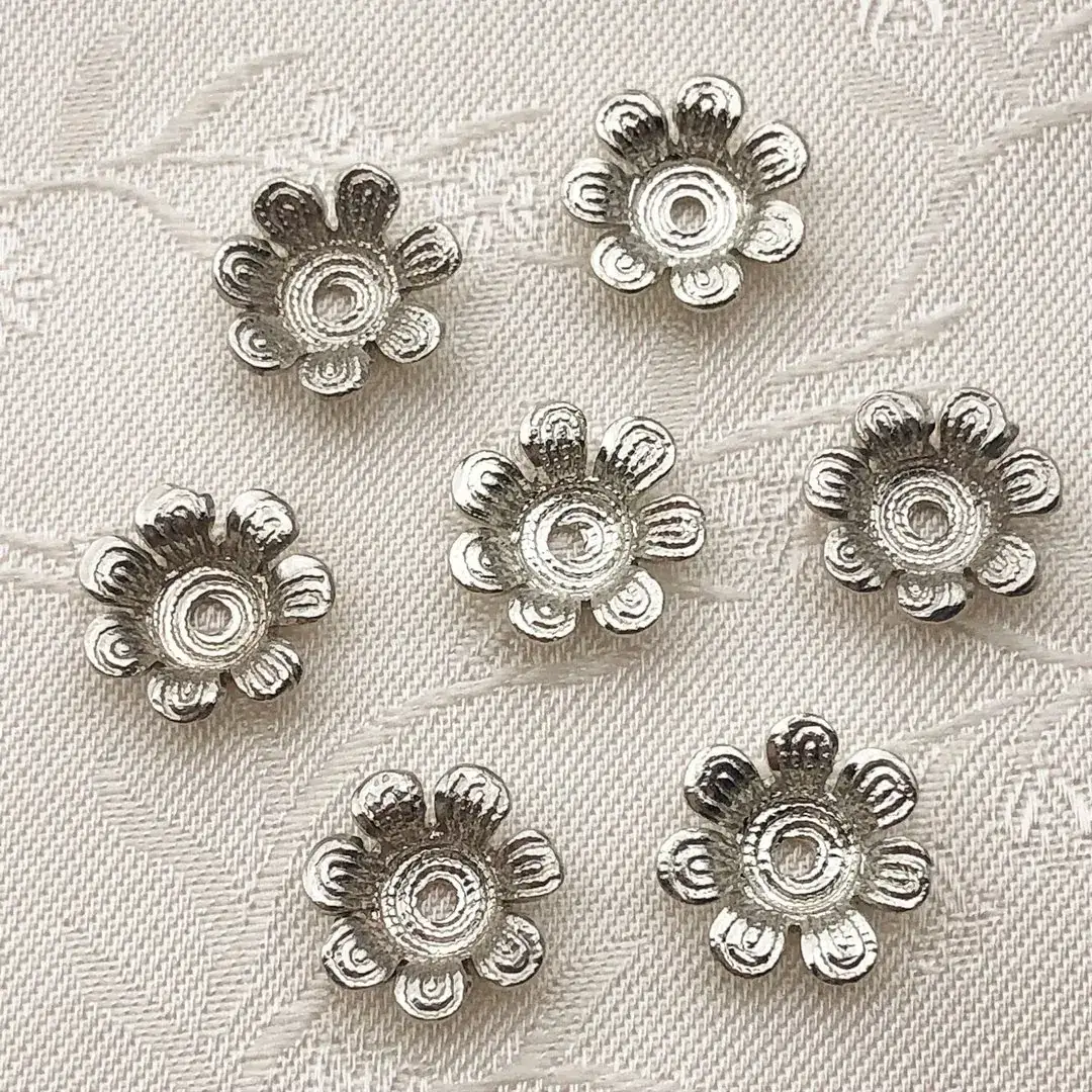 Perlkappe in Blütenform altsilber No. 6 – Bild 31 – Chiemgauer Heimatwerk traditioneller Trachten-Onlineshop Perlkappe in Blütenform altsilber No. 6 - Bild 31 - Chiemgauer Heimatwerk traditioneller Trachten-Onlineshop