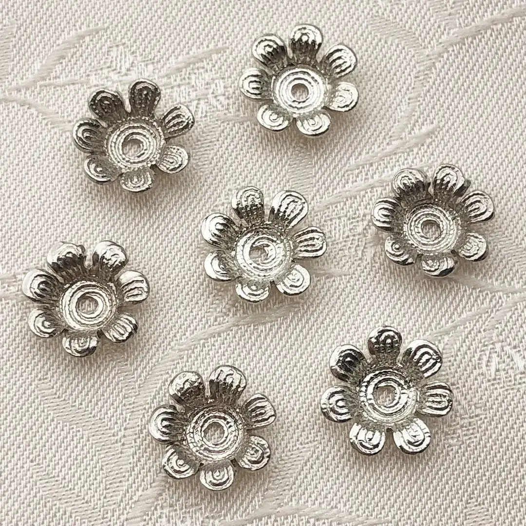 Perlkappe in Blütenform altsilber No. 6 – Bild 19 – Chiemgauer Heimatwerk traditioneller Trachten-Onlineshop Perlkappe in Blütenform altsilber No. 6 - Bild 19 - Chiemgauer Heimatwerk traditioneller Trachten-Onlineshop