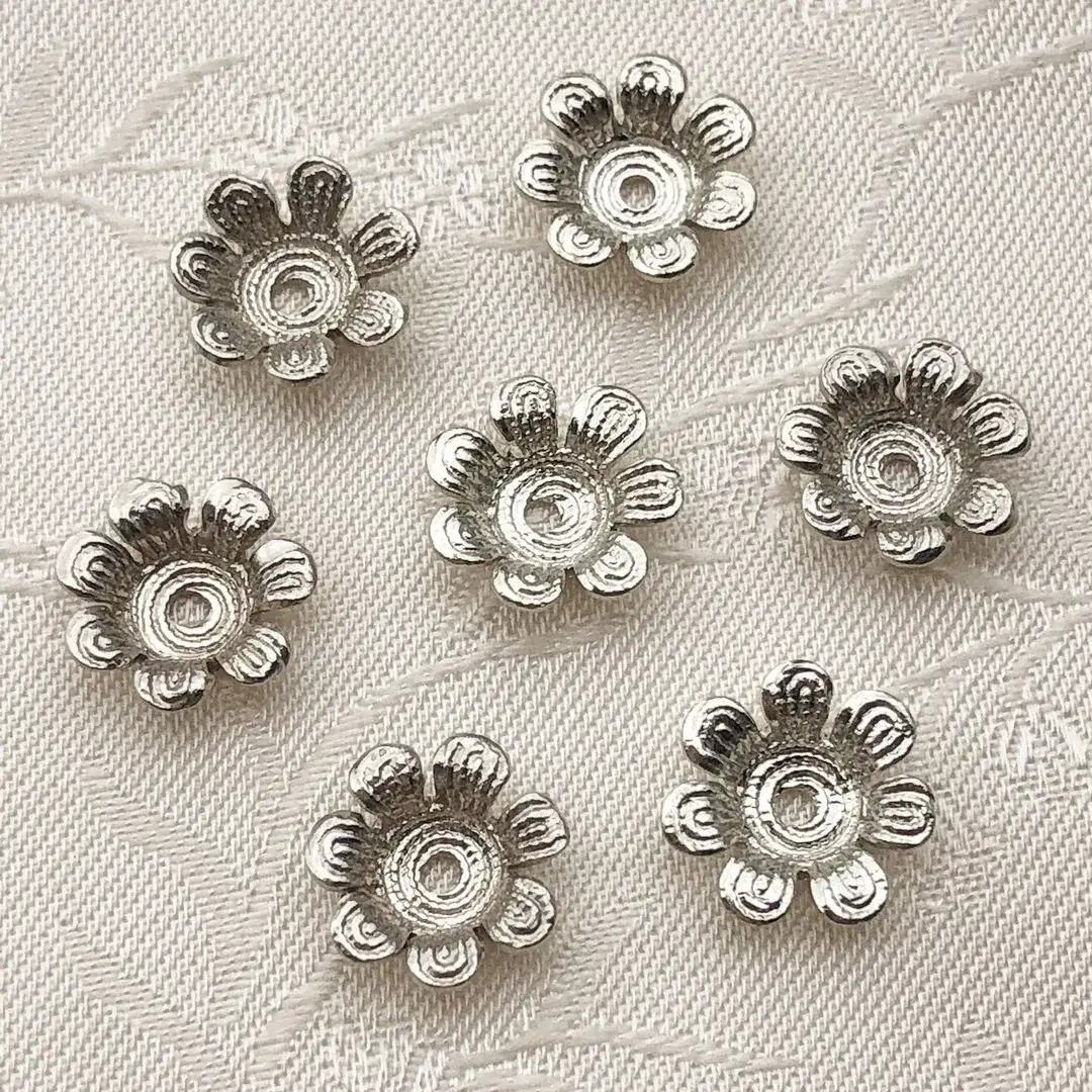 Perlkappe in Blütenform altsilber No. 6 – Bild 8 – Chiemgauer Heimatwerk traditioneller Trachten-Onlineshop Perlkappe in Blütenform altsilber No. 6 - Bild 8 - Chiemgauer Heimatwerk traditioneller Trachten-Onlineshop