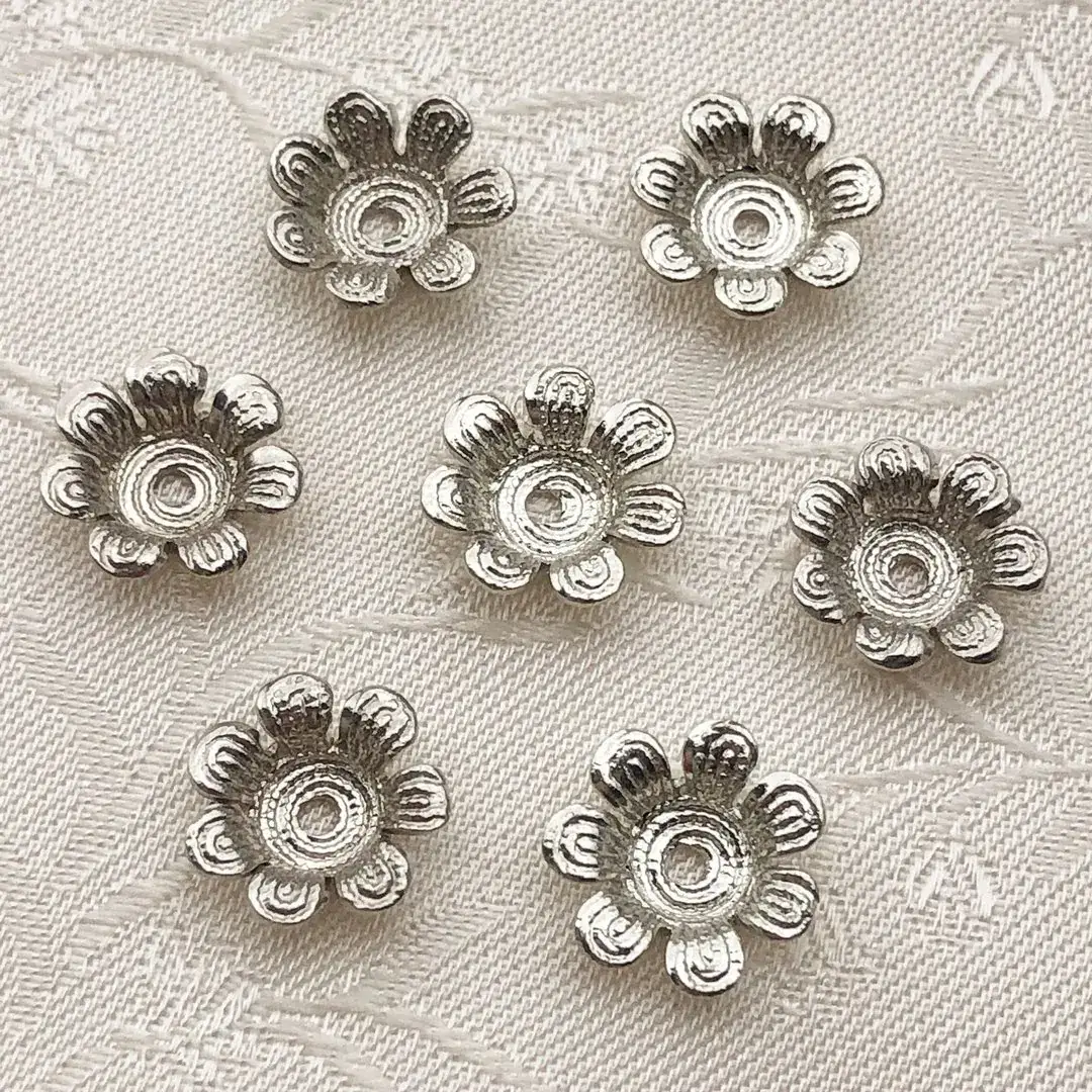 Perlkappe in Blütenform altsilber No. 6 – Bild 34 – Chiemgauer Heimatwerk traditioneller Trachten-Onlineshop Perlkappe in Blütenform altsilber No. 6 - Bild 34 - Chiemgauer Heimatwerk traditioneller Trachten-Onlineshop