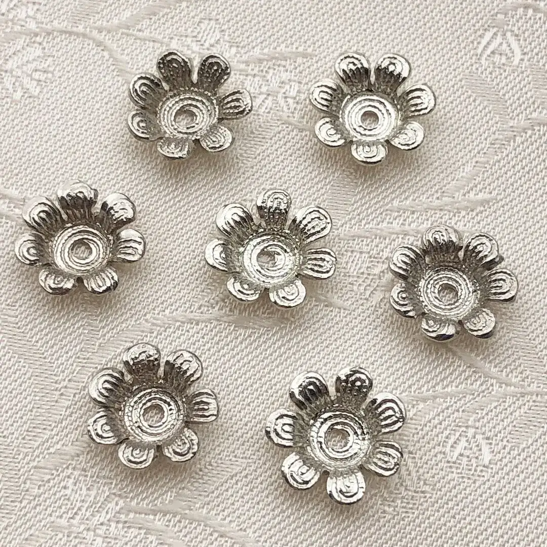 Perlkappe in Blütenform altsilber No. 6 – Bild 22 – Chiemgauer Heimatwerk traditioneller Trachten-Onlineshop Perlkappe in Blütenform altsilber No. 6 - Bild 22 - Chiemgauer Heimatwerk traditioneller Trachten-Onlineshop