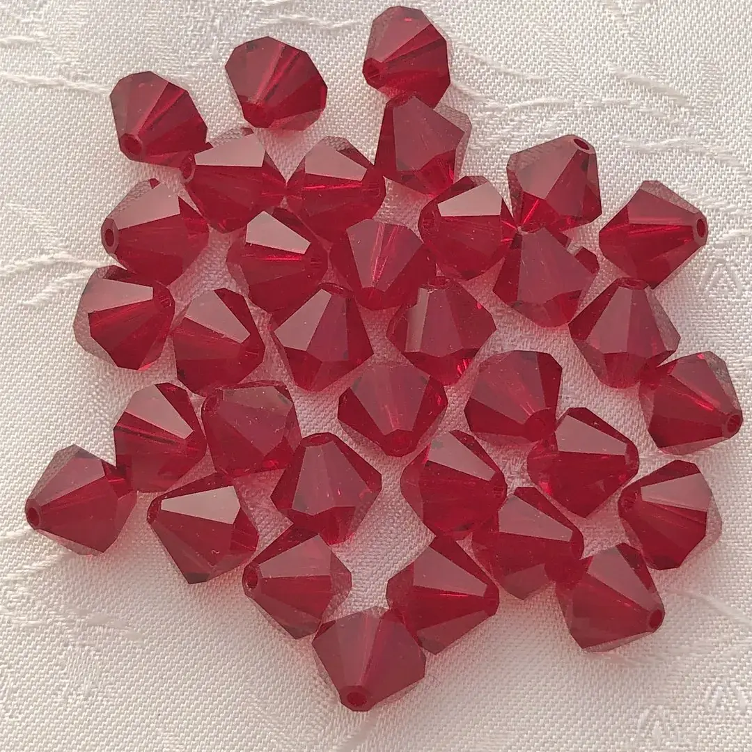 Swarovski Rhombe geschliffen weinrot 8 mm – Bild 2 – Chiemgauer Heimatwerk traditioneller Trachten-Onlineshop Swarovski Rhombe geschliffen weinrot 8 mm - Bild 2 - Chiemgauer Heimatwerk traditioneller Trachten-Onlineshop
