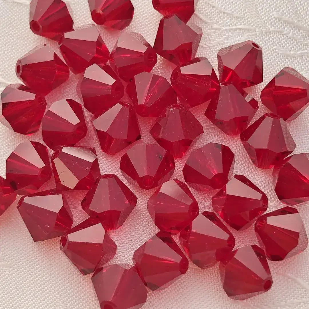Swarovski Rhombe geschliffen weinrot 8 mm – Bild 9 – Chiemgauer Heimatwerk traditioneller Trachten-Onlineshop Swarovski Rhombe geschliffen weinrot 8 mm - Bild 9 - Chiemgauer Heimatwerk traditioneller Trachten-Onlineshop