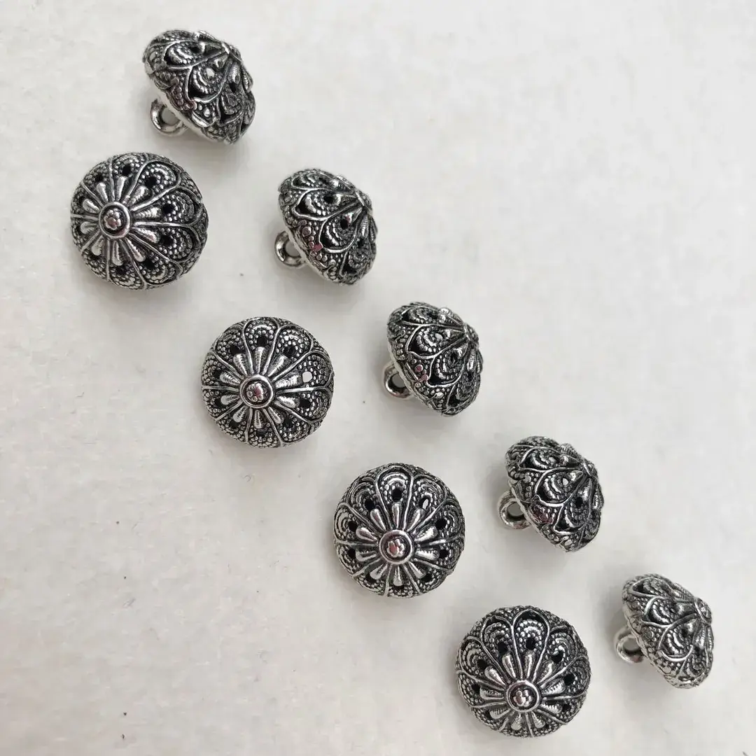 Dirndlknopf Trachtenknopf antik-silber No. 37 – Bild 14 – Chiemgauer Heimatwerk traditioneller Trachten-Onlineshop Dirndlknopf Trachtenknopf antik-silber No. 37 - Bild 14 - Chiemgauer Heimatwerk traditioneller Trachten-Onlineshop
