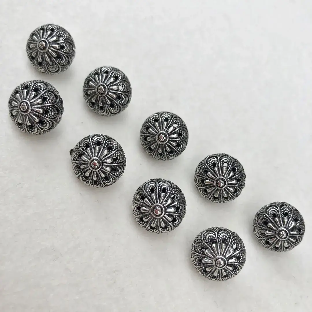 Dirndlknopf Trachtenknopf antik-silber No. 37 – Bild 5 – Chiemgauer Heimatwerk traditioneller Trachten-Onlineshop Dirndlknopf Trachtenknopf antik-silber No. 37 - Bild 5 - Chiemgauer Heimatwerk traditioneller Trachten-Onlineshop
