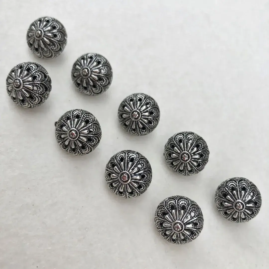 Dirndlknopf Trachtenknopf antik-silber No. 37 – Bild 6 – Chiemgauer Heimatwerk traditioneller Trachten-Onlineshop Dirndlknopf Trachtenknopf antik-silber No. 37 - Bild 6 - Chiemgauer Heimatwerk traditioneller Trachten-Onlineshop