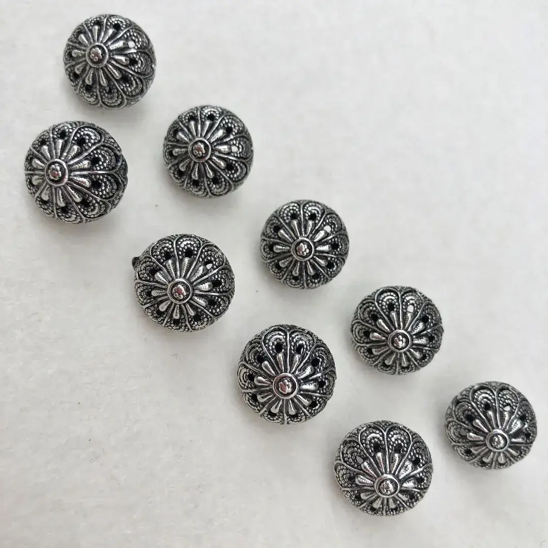 Dirndlknopf Trachtenknopf antik-silber No. 37 – Bild 7 – Chiemgauer Heimatwerk traditioneller Trachten-Onlineshop Dirndlknopf Trachtenknopf antik-silber No. 37 - Bild 7 - Chiemgauer Heimatwerk traditioneller Trachten-Onlineshop