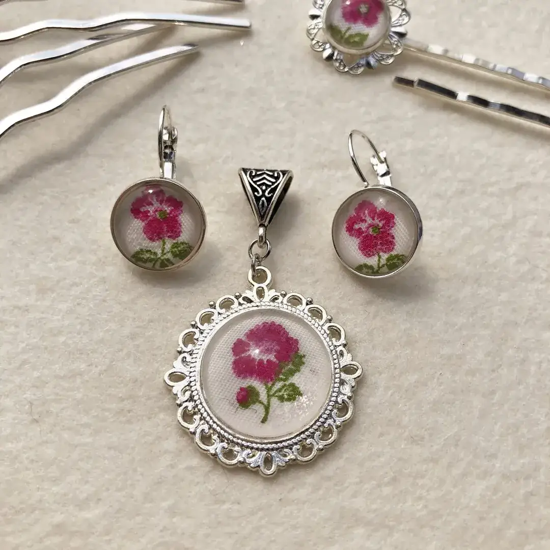 Trachtenschmuck für Damen mit Rosen No. 256 – Bild 8 – Chiemgauer Heimatwerk traditioneller Trachten-Onlineshop Trachtenschmuck für Damen mit Rosen No. 256 - Bild 8 - Chiemgauer Heimatwerk traditioneller Trachten-Onlineshop