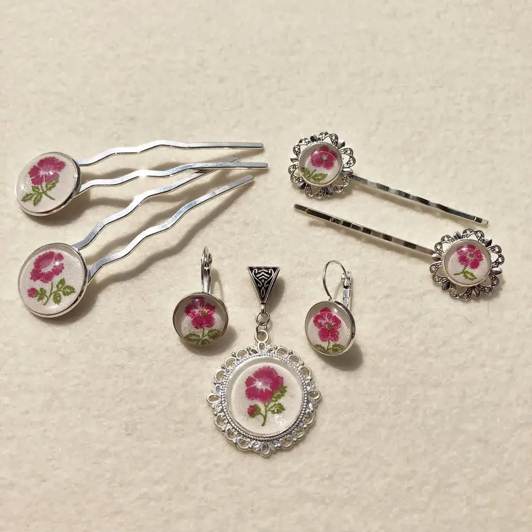 Trachtenschmuck für Damen mit Rosen No. 256 – Bild 9 – Chiemgauer Heimatwerk traditioneller Trachten-Onlineshop Trachtenschmuck für Damen mit Rosen No. 256 - Bild 9 - Chiemgauer Heimatwerk traditioneller Trachten-Onlineshop