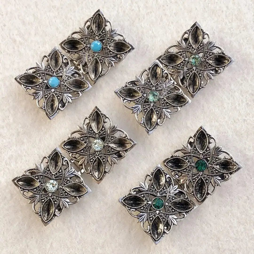 Kleine Trachtenschließe mit Swarovski blau – Bild 10 – Chiemgauer Heimatwerk Trachten-Onlineshop Kleine Trachtenschließe mit Swarovski blau - Bild 10 - Chiemgauer Heimatwerk Trachten-Onlineshop