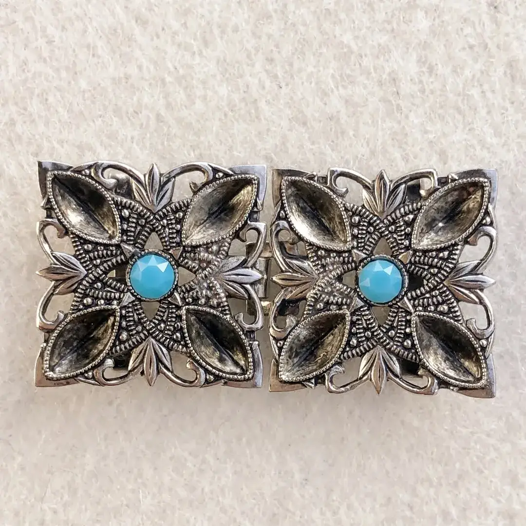 Kleine Trachtenschließe mit Swarovski blau – Bild 3 – Chiemgauer Heimatwerk Trachten-Onlineshop Kleine Trachtenschließe mit Swarovski blau - Bild 3 - Chiemgauer Heimatwerk Trachten-Onlineshop