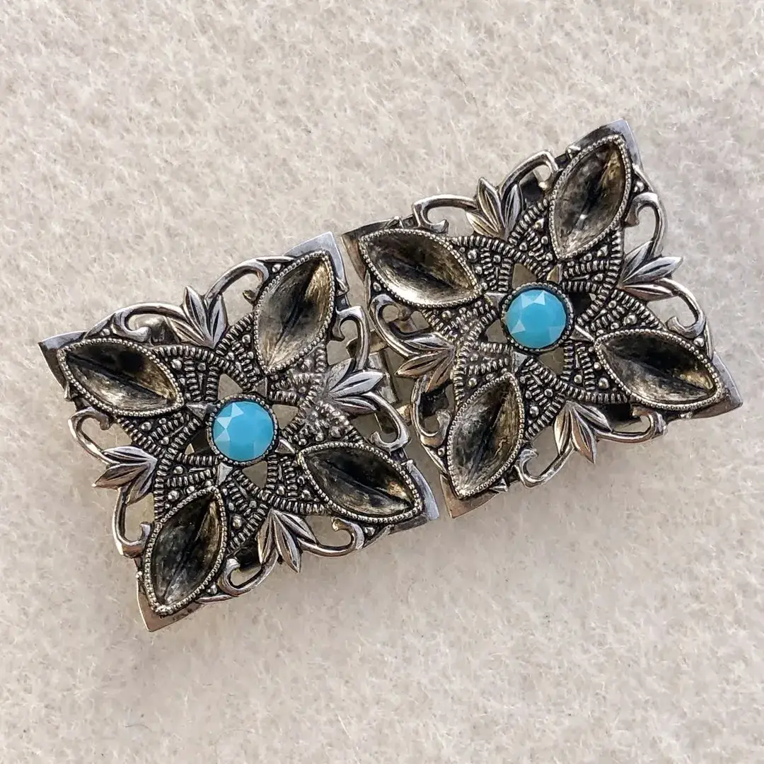 Kleine Trachtenschließe mit Swarovski blau – Bild 6 – Chiemgauer Heimatwerk Trachten-Onlineshop Kleine Trachtenschließe mit Swarovski blau - Bild 6 - Chiemgauer Heimatwerk Trachten-Onlineshop