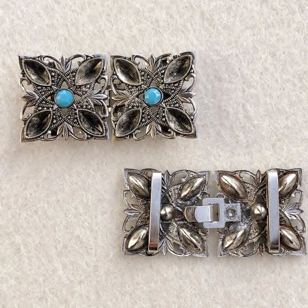 Kleine Trachtenschließe mit Swarovski blau – Bild 7 – Chiemgauer Heimatwerk Trachten-Onlineshop Kleine Trachtenschließe mit Swarovski blau - Bild 7 - Chiemgauer Heimatwerk Trachten-Onlineshop