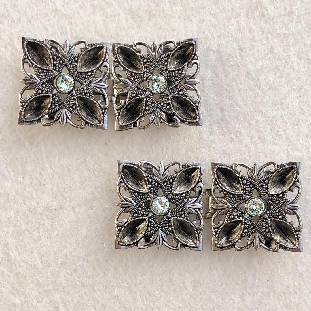 Kleine Trachtenschließe mit Swarovski grün No. 1 – Bild 11 – Chiemgauer Heimatwerk Trachten-Onlineshop Kleine Trachtenschließe mit Swarovski grün No. 1 - Bild 11 - Chiemgauer Heimatwerk Trachten-Onlineshop