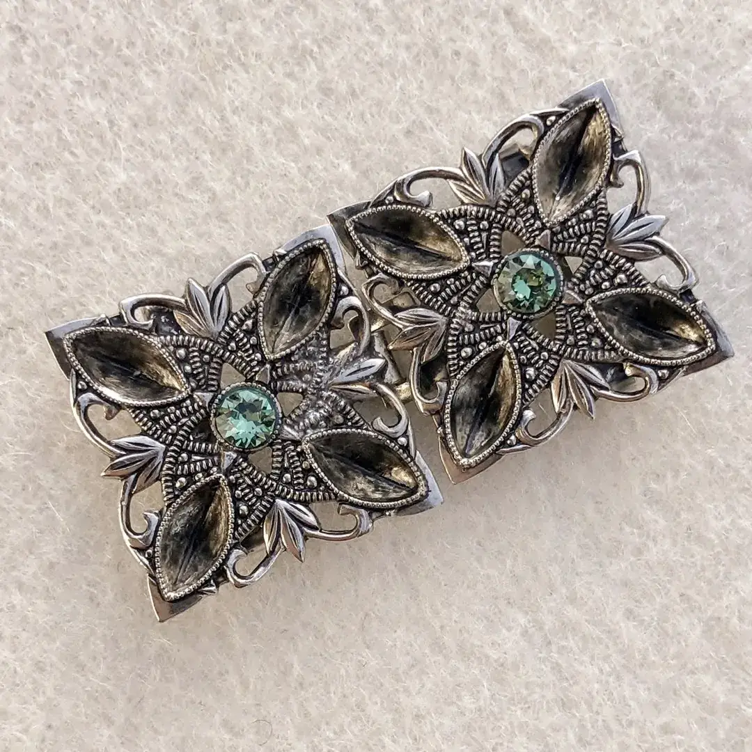 Kleine Trachtenschließe mit Swarovski grün – Bild 13 – Chiemgauer Heimatwerk Trachten-Onlineshop Kleine Trachtenschließe mit Swarovski grün - Bild 13 - Chiemgauer Heimatwerk Trachten-Onlineshop