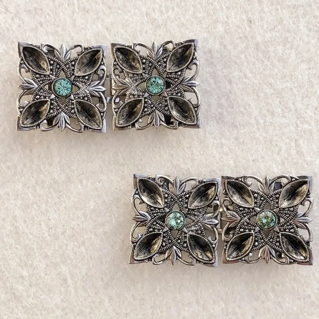 Kleine Trachtenschließe mit Swarovski grün – Bild 2 – Chiemgauer Heimatwerk Trachten-Onlineshop Kleine Trachtenschließe mit Swarovski grün - Bild 2 - Chiemgauer Heimatwerk Trachten-Onlineshop