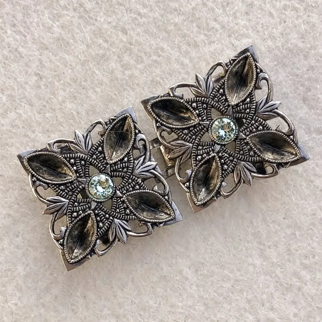 Kleine Trachtenschließe mit Swarovski grün No. 1 – Bild 3 – Chiemgauer Heimatwerk Trachten-Onlineshop Kleine Trachtenschließe mit Swarovski grün No. 1 - Bild 3 - Chiemgauer Heimatwerk Trachten-Onlineshop