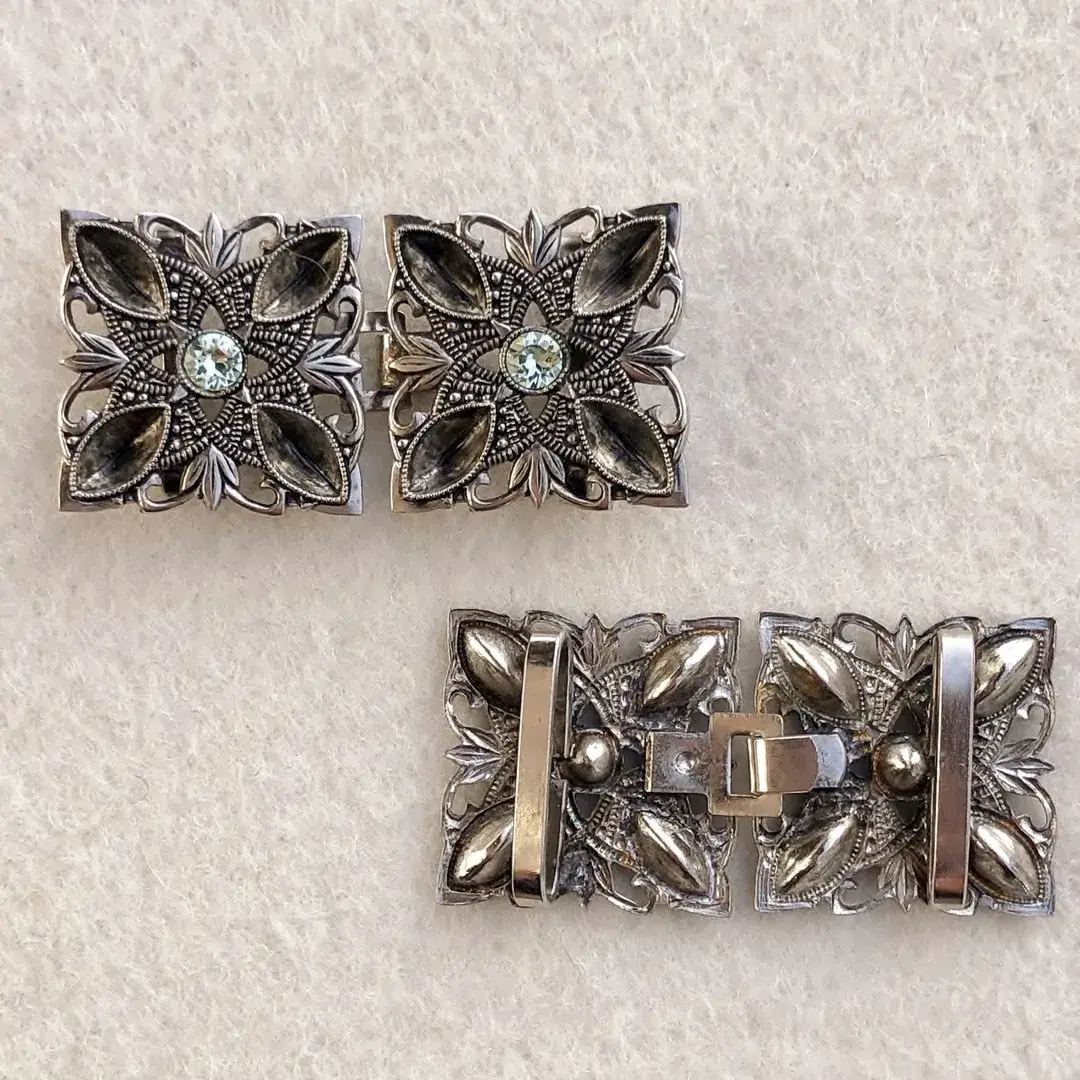 Kleine Trachtenschließe mit Swarovski grün No. 1 – Bild 4 – Chiemgauer Heimatwerk Trachten-Onlineshop Kleine Trachtenschließe mit Swarovski grün No. 1 - Bild 4 - Chiemgauer Heimatwerk Trachten-Onlineshop