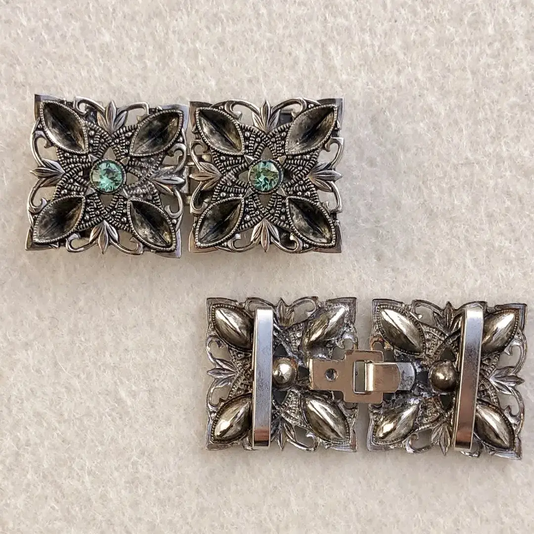 Kleine Trachtenschließe mit Swarovski grün – Bild 4 – Chiemgauer Heimatwerk Trachten-Onlineshop Kleine Trachtenschließe mit Swarovski grün - Bild 4 - Chiemgauer Heimatwerk Trachten-Onlineshop
