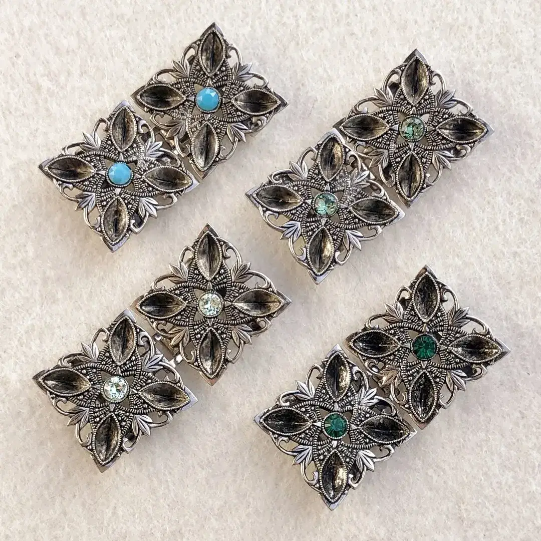 Kleine Trachtenschließe mit Swarovski grün – Bild 7 – Chiemgauer Heimatwerk Trachten-Onlineshop Kleine Trachtenschließe mit Swarovski grün - Bild 7 - Chiemgauer Heimatwerk Trachten-Onlineshop