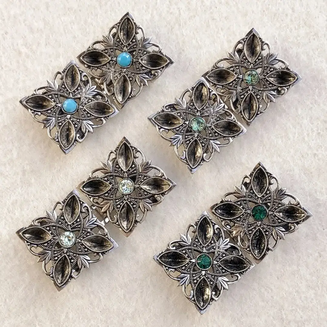 Kleine Trachtenschließe mit Swarovski grün No. 1 – Bild 8 – Chiemgauer Heimatwerk Trachten-Onlineshop Kleine Trachtenschließe mit Swarovski grün No. 1 - Bild 8 - Chiemgauer Heimatwerk Trachten-Onlineshop