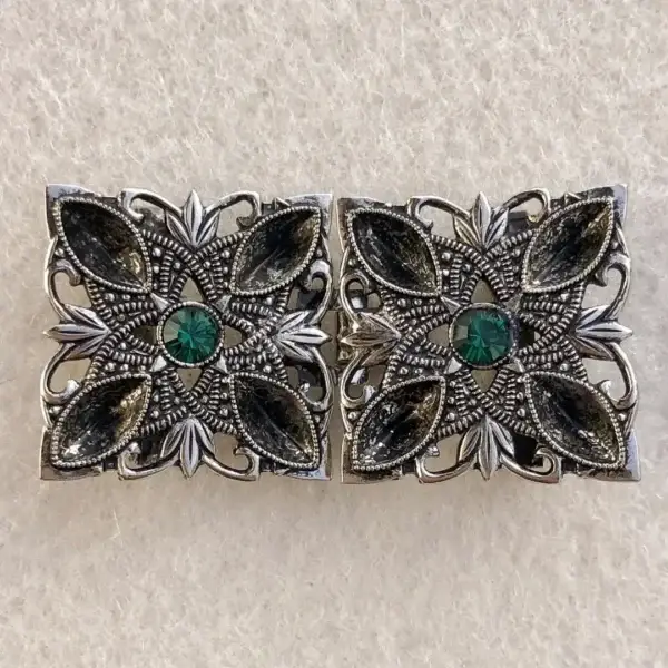 Kleine Trachtenschließe mit Swarovski grün No. 2 – Bild 13 – Chiemgauer Heimatwerk Trachten-Onlineshop Kleine Trachtenschließe mit Swarovski grün No. 2 - Bild 13 - Chiemgauer Heimatwerk Trachten-Onlineshop