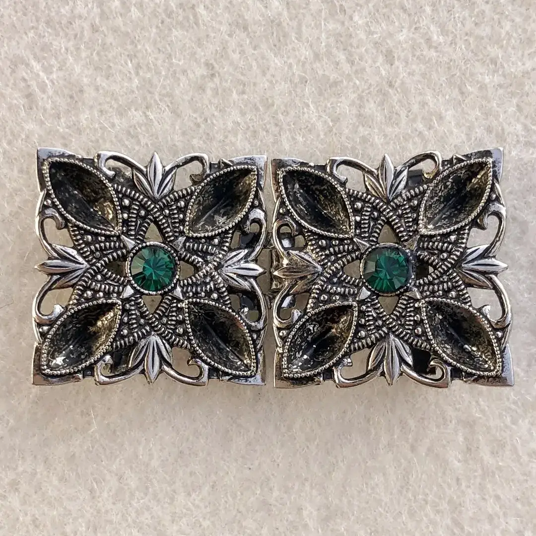Kleine Trachtenschließe mit Swarovski grün No. 2 – Bild 13 – Chiemgauer Heimatwerk Trachten-Onlineshop Kleine Trachtenschließe mit Swarovski grün No. 2 - Bild 13 - Chiemgauer Heimatwerk Trachten-Onlineshop