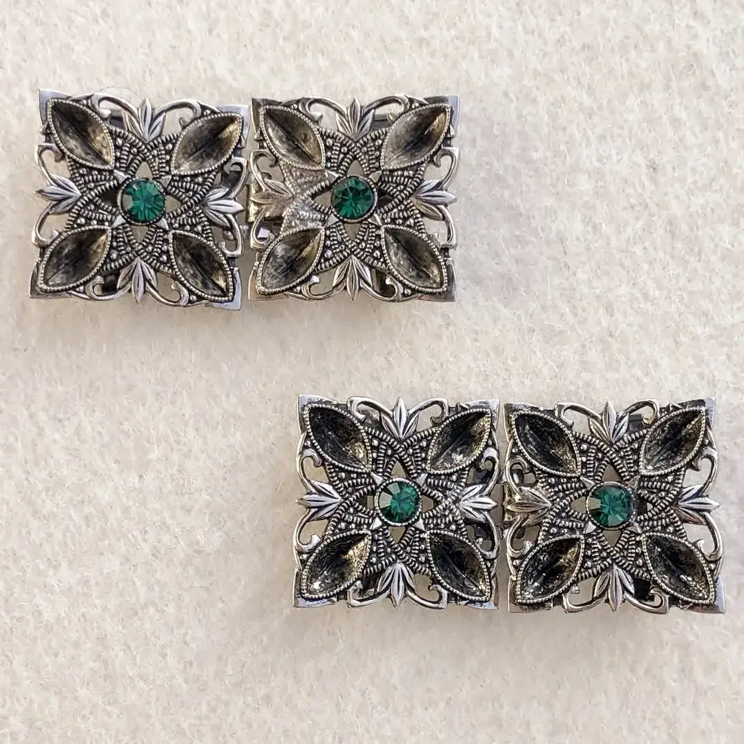 Kleine Trachtenschließe mit Swarovski grün No. 2 – Bild 2 – Chiemgauer Heimatwerk Trachten-Onlineshop Kleine Trachtenschließe mit Swarovski grün No. 2 - Bild 2 - Chiemgauer Heimatwerk Trachten-Onlineshop