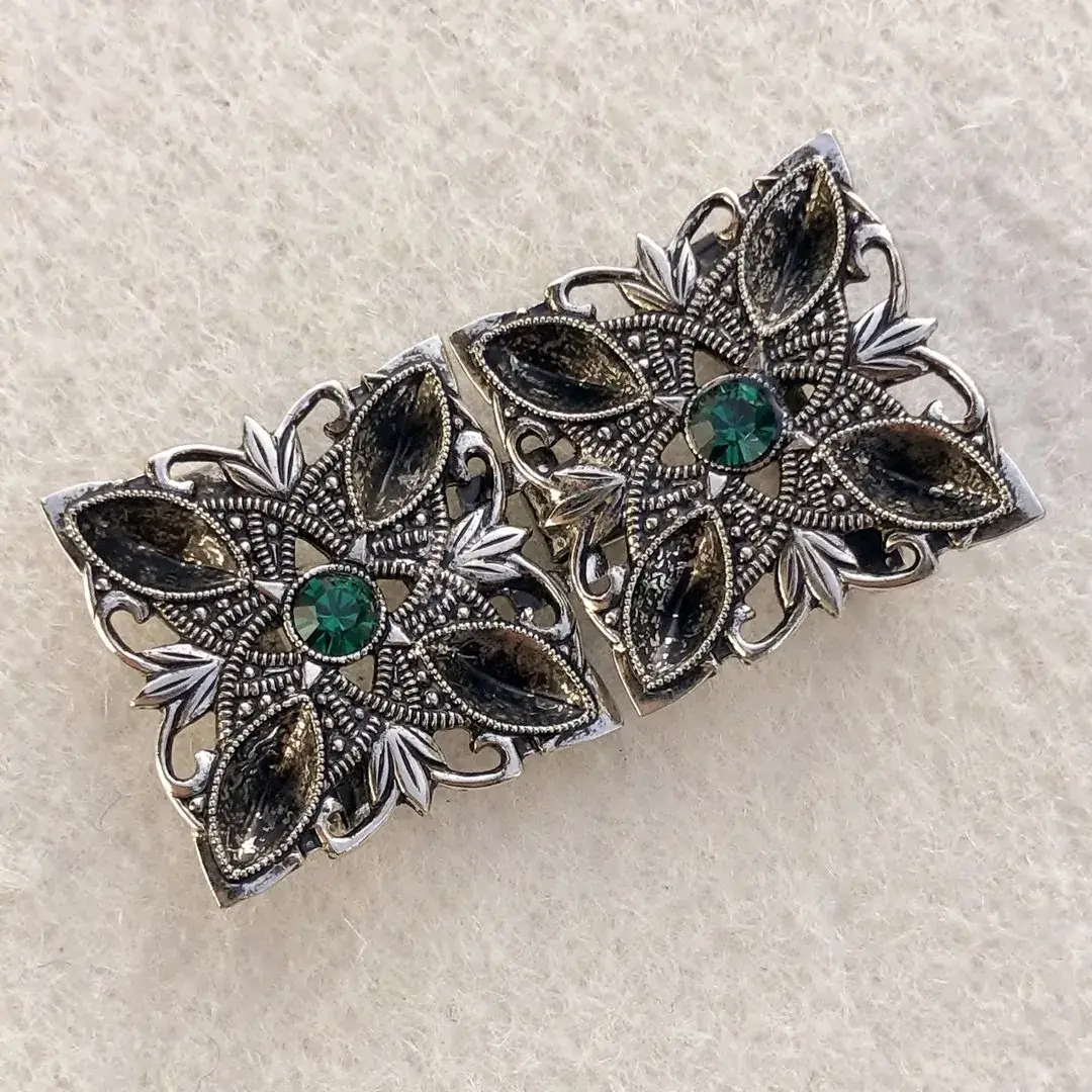 Kleine Trachtenschließe mit Swarovski grün No. 2 – Bild 3 – Chiemgauer Heimatwerk Trachten-Onlineshop Kleine Trachtenschließe mit Swarovski grün No. 2 - Bild 3 - Chiemgauer Heimatwerk Trachten-Onlineshop