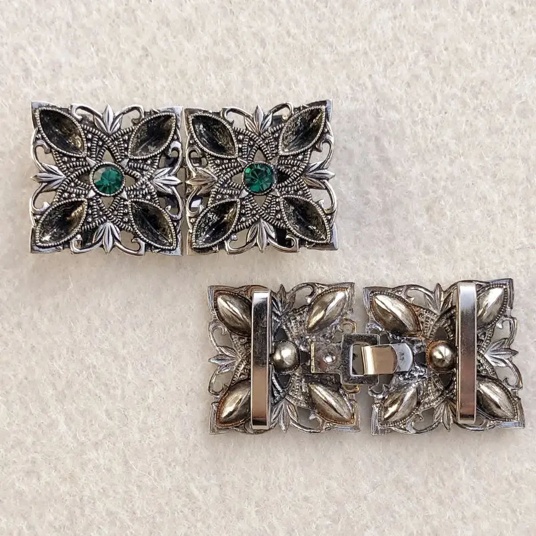 Kleine Trachtenschließe mit Swarovski grün No. 2 – Bild 6 – Chiemgauer Heimatwerk Trachten-Onlineshop Kleine Trachtenschließe mit Swarovski grün No. 2 - Bild 6 - Chiemgauer Heimatwerk Trachten-Onlineshop