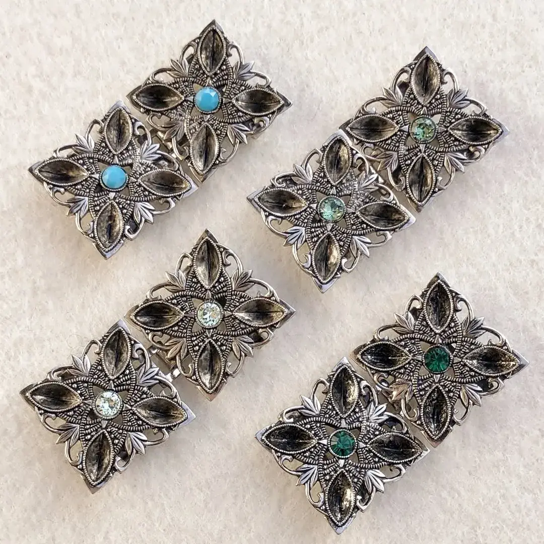Kleine Trachtenschließe mit Swarovski grün No. 2 – Bild 9 – Chiemgauer Heimatwerk Trachten-Onlineshop Kleine Trachtenschließe mit Swarovski grün No. 2 - Bild 9 - Chiemgauer Heimatwerk Trachten-Onlineshop