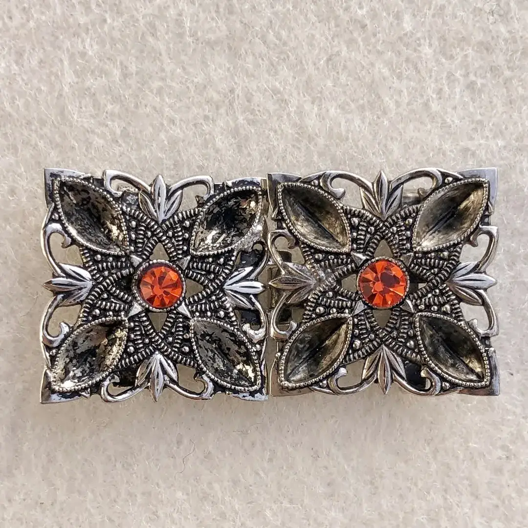 Kleine Trachtenschließe mit Swarovski orange – Bild 12 – Chiemgauer Heimatwerk Trachten-Onlineshop Kleine Trachtenschließe mit Swarovski orange - Bild 12 - Chiemgauer Heimatwerk Trachten-Onlineshop