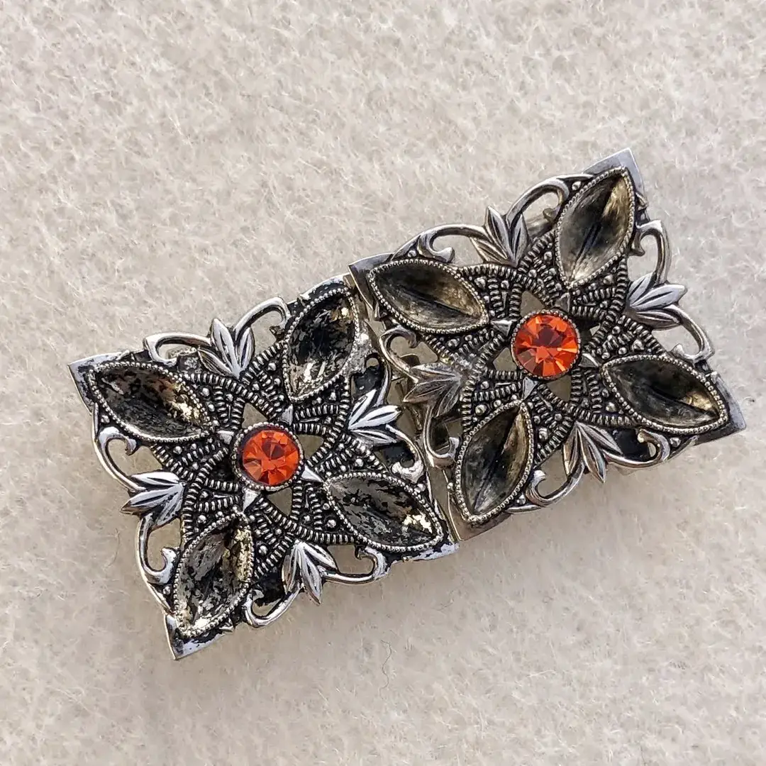 Kleine Trachtenschließe mit Swarovski orange – Bild 5 – Chiemgauer Heimatwerk Trachten-Onlineshop Kleine Trachtenschließe mit Swarovski orange - Bild 5 - Chiemgauer Heimatwerk Trachten-Onlineshop