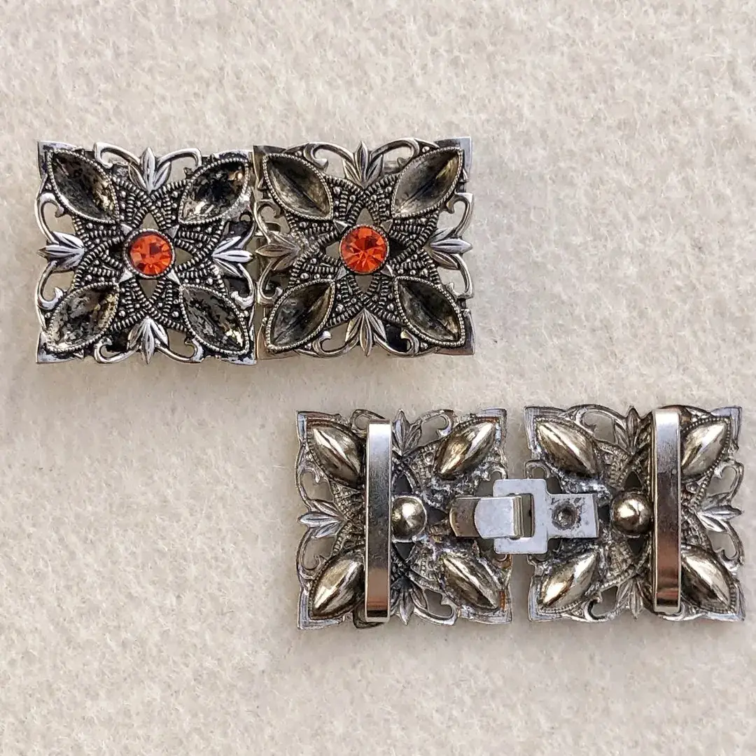 Kleine Trachtenschließe mit Swarovski orange – Bild 6 – Chiemgauer Heimatwerk Trachten-Onlineshop Kleine Trachtenschließe mit Swarovski orange - Bild 6 - Chiemgauer Heimatwerk Trachten-Onlineshop