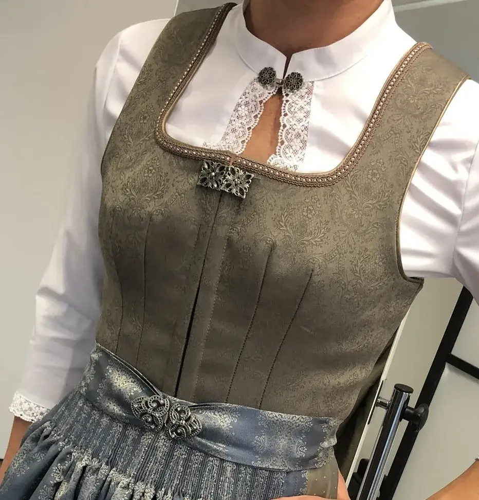 Kleine Trachtenschließe mit Swarovski rosa – Bild 10 – Chiemgauer Heimatwerk Trachten-Onlineshop Kleine Trachtenschließe mit Swarovski rosa - Bild 10 - Chiemgauer Heimatwerk Trachten-Onlineshop