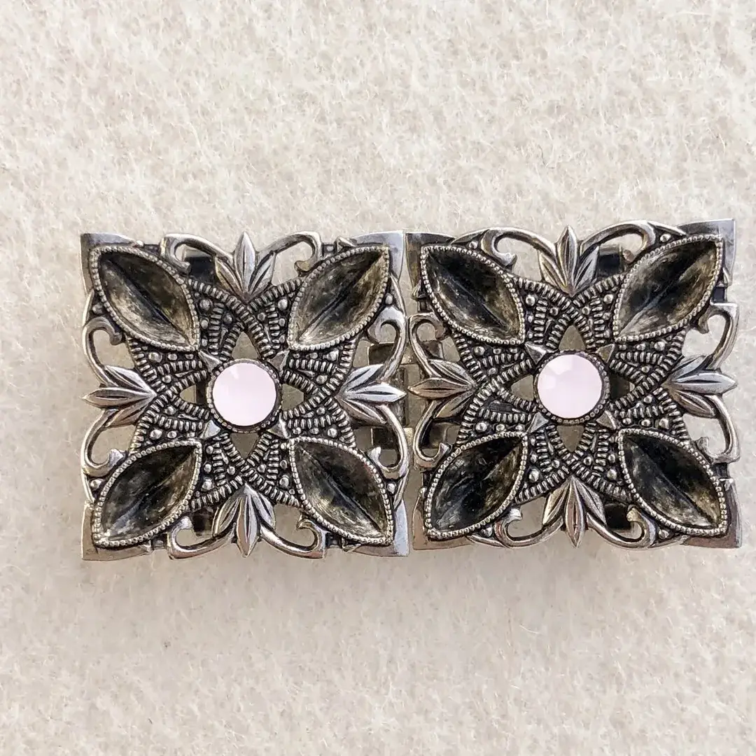 Kleine Trachtenschließe mit Swarovski rosa – Bild 12 – Chiemgauer Heimatwerk Trachten-Onlineshop Kleine Trachtenschließe mit Swarovski rosa - Bild 12 - Chiemgauer Heimatwerk Trachten-Onlineshop
