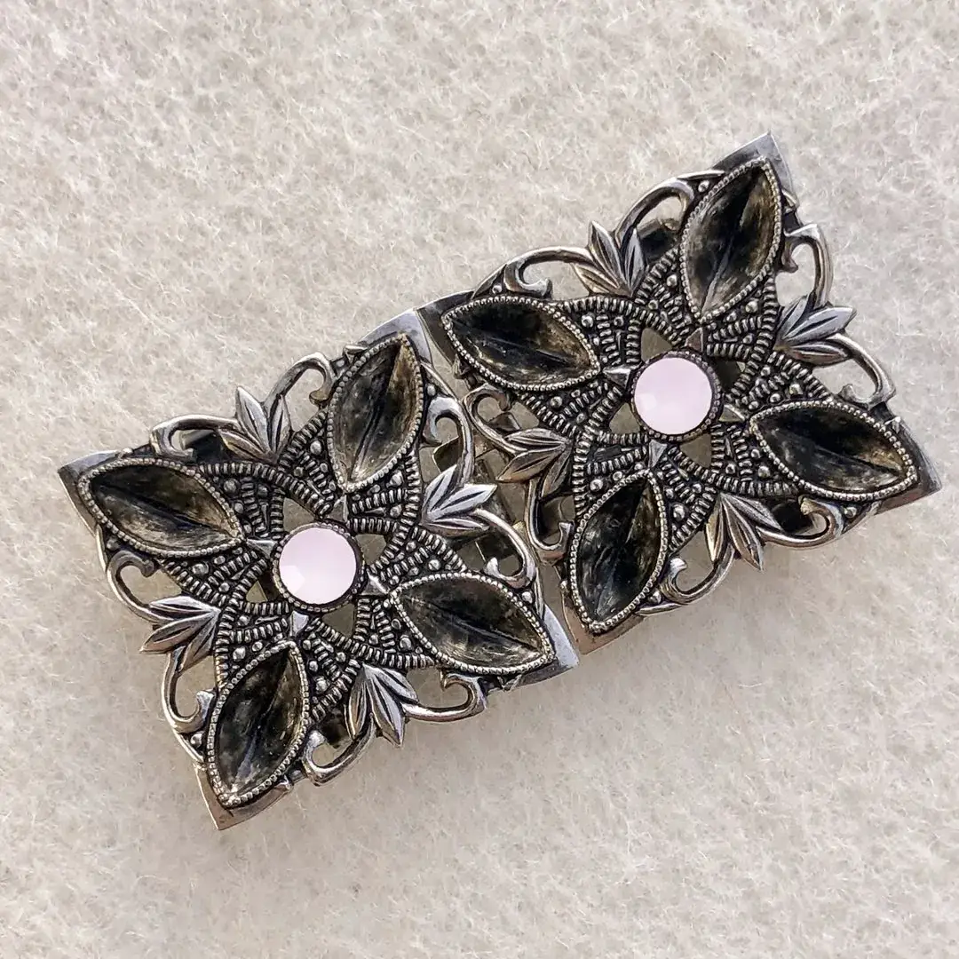 Kleine Trachtenschließe mit Swarovski rosa – Bild 3 – Chiemgauer Heimatwerk Trachten-Onlineshop Kleine Trachtenschließe mit Swarovski rosa - Bild 3 - Chiemgauer Heimatwerk Trachten-Onlineshop