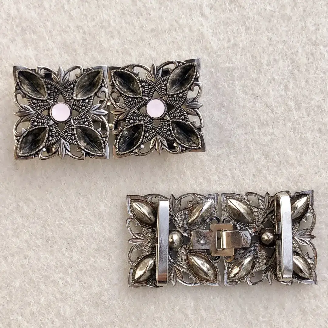 Kleine Trachtenschließe mit Swarovski rosa – Bild 5 – Chiemgauer Heimatwerk Trachten-Onlineshop Kleine Trachtenschließe mit Swarovski rosa - Bild 5 - Chiemgauer Heimatwerk Trachten-Onlineshop