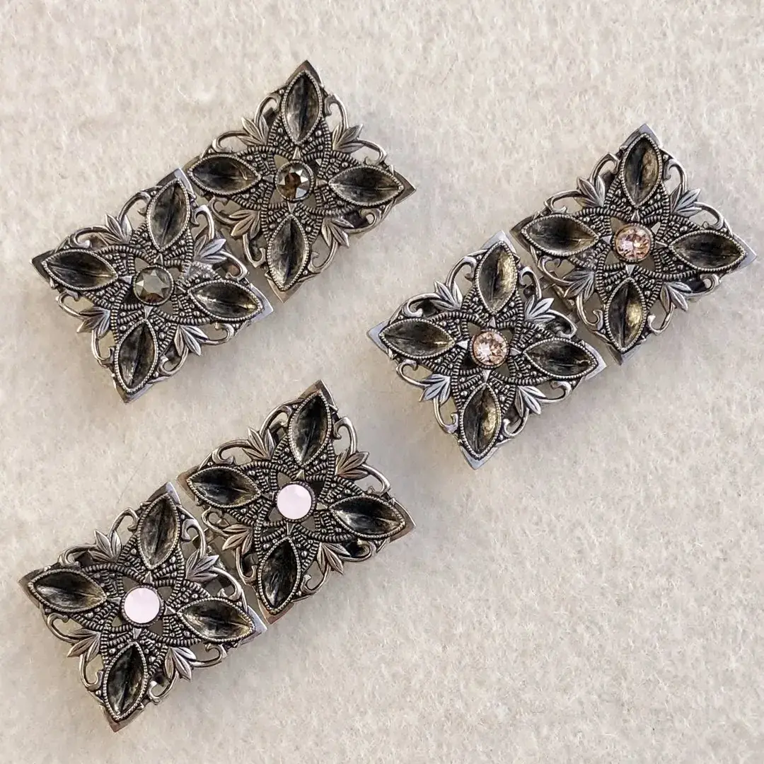 Kleine Trachtenschließe mit Swarovski rosé – Bild 11 – Chiemgauer Heimatwerk Trachten-Onlineshop Kleine Trachtenschließe mit Swarovski rosé - Bild 11 - Chiemgauer Heimatwerk Trachten-Onlineshop