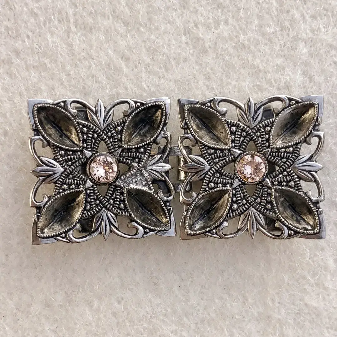 Kleine Trachtenschließe mit Swarovski rosé – Bild 3 – Chiemgauer Heimatwerk Trachten-Onlineshop Kleine Trachtenschließe mit Swarovski rosé - Bild 3 - Chiemgauer Heimatwerk Trachten-Onlineshop