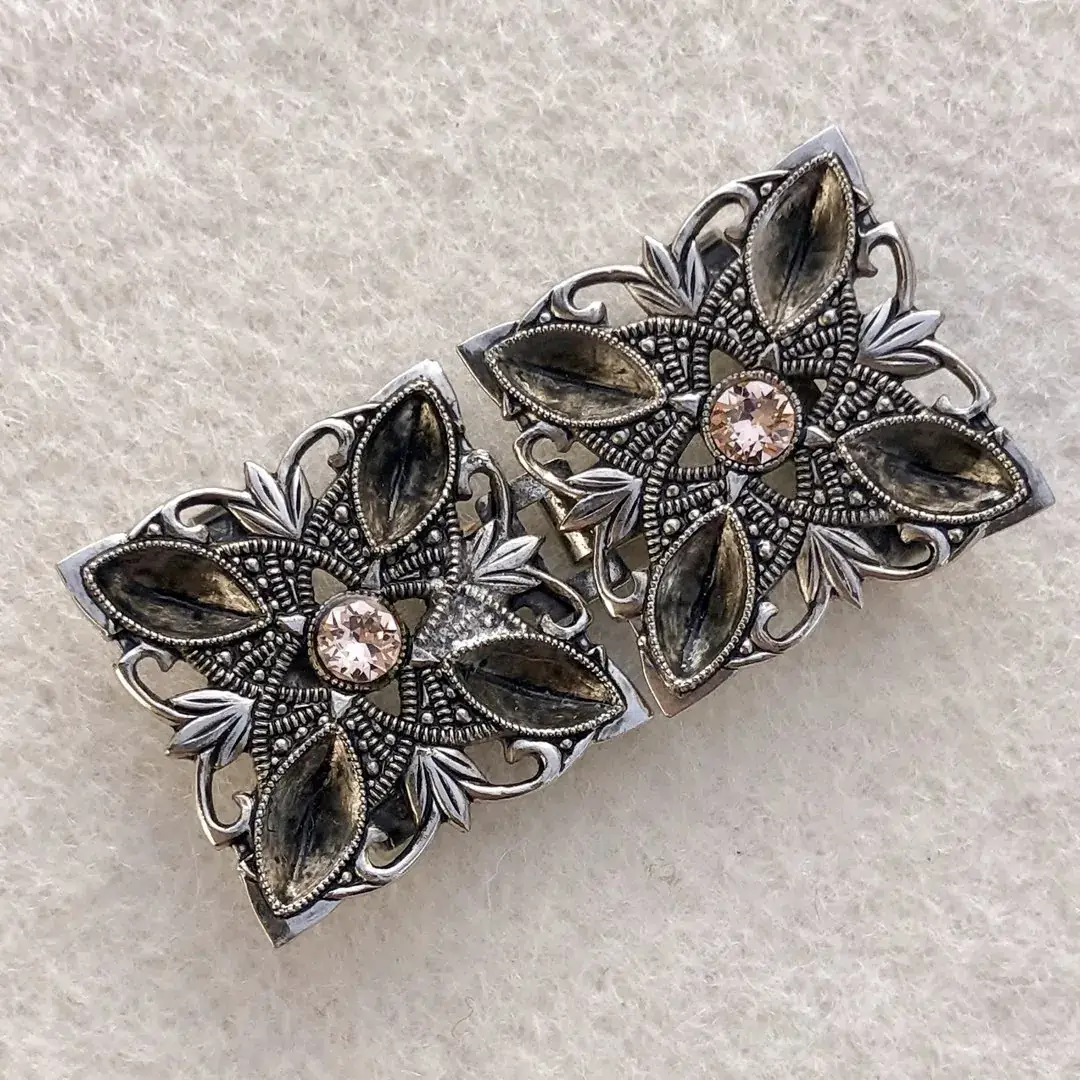 Kleine Trachtenschließe mit Swarovski rosé – Bild 5 – Chiemgauer Heimatwerk Trachten-Onlineshop Kleine Trachtenschließe mit Swarovski rosé - Bild 5 - Chiemgauer Heimatwerk Trachten-Onlineshop