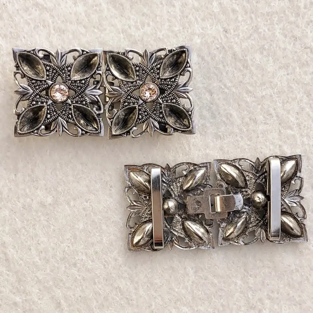 Kleine Trachtenschließe mit Swarovski rosé – Bild 6 – Chiemgauer Heimatwerk Trachten-Onlineshop Kleine Trachtenschließe mit Swarovski rosé - Bild 6 - Chiemgauer Heimatwerk Trachten-Onlineshop