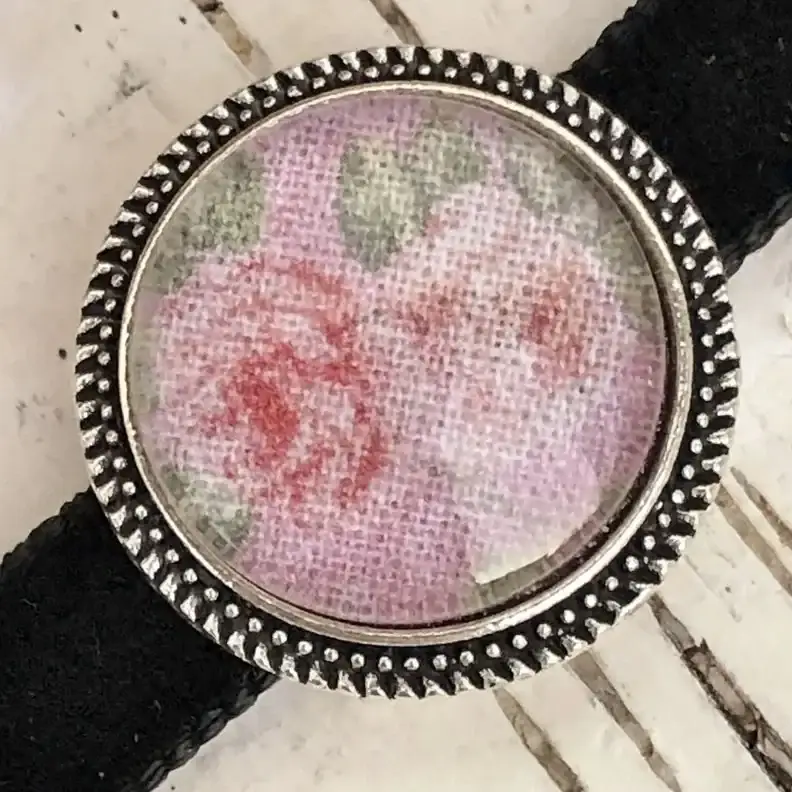 Kropfbandperle Schiebeperle für Samtkropfband rosa – Bild 3 – Chiemgauer Heimatwerk Trachten-Onlineshop Kropfbandperle Schiebeperle für Samtkropfband rosa - Bild 3 - Chiemgauer Heimatwerk Trachten-Onlineshop