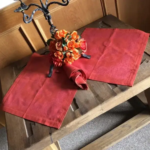 Leinen Serviette in weinrot – Bild 1 – Chiemgauer Heimatwerk Trachten-Onlineshop Leinen Serviette in weinrot - Bild 1 - Chiemgauer Heimatwerk Trachten-Onlineshop