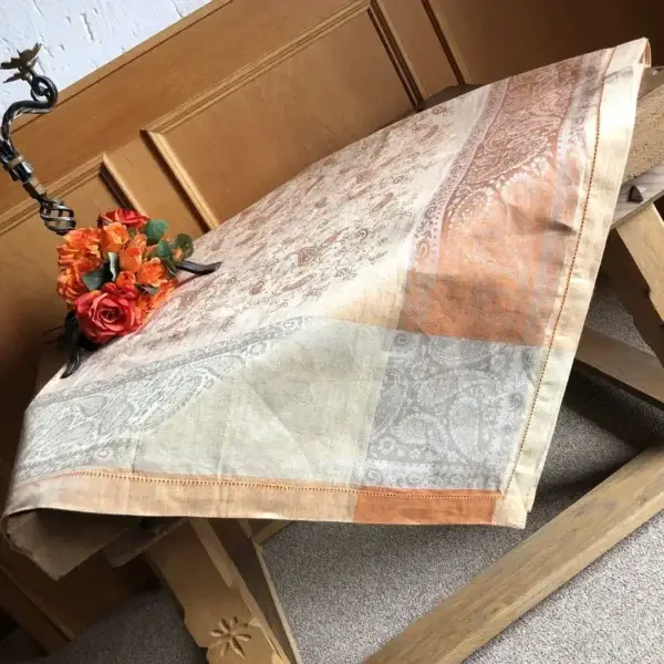 Leinen Tischdecke mit Paisley in terrakotta – Bild 1 – Chiemgauer Heimatwerk Trachten-Onlineshop Leinen Tischdecke mit Paisley in terrakotta - Bild 1 - Chiemgauer Heimatwerk Trachten-Onlineshop