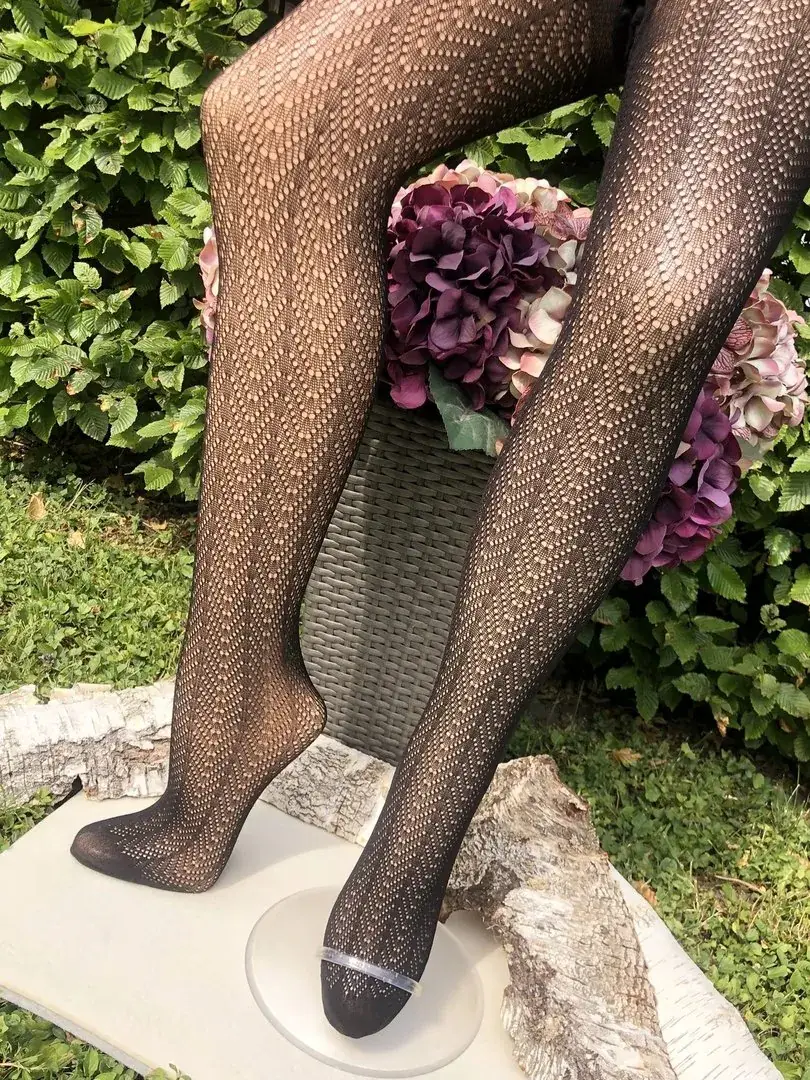 Lusana Trachtenstrumpfhose mit Ajourmuster schwarz „Jasera“ – Bild 2 – Chiemgauer Heimatwerk Trachten-Onlineshop Lusana Trachtenstrumpfhose mit Ajourmuster schwarz „Jasera“ - Bild 2 - Chiemgauer Heimatwerk Trachten-Onlineshop