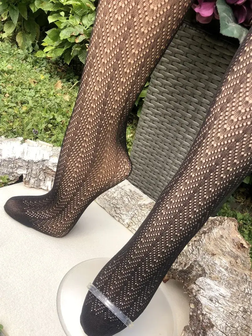 Lusana Trachtenstrumpfhose mit Ajourmuster schwarz „Jasera“ – Bild 5 – Chiemgauer Heimatwerk Trachten-Onlineshop Lusana Trachtenstrumpfhose mit Ajourmuster schwarz „Jasera“ - Bild 5 - Chiemgauer Heimatwerk Trachten-Onlineshop