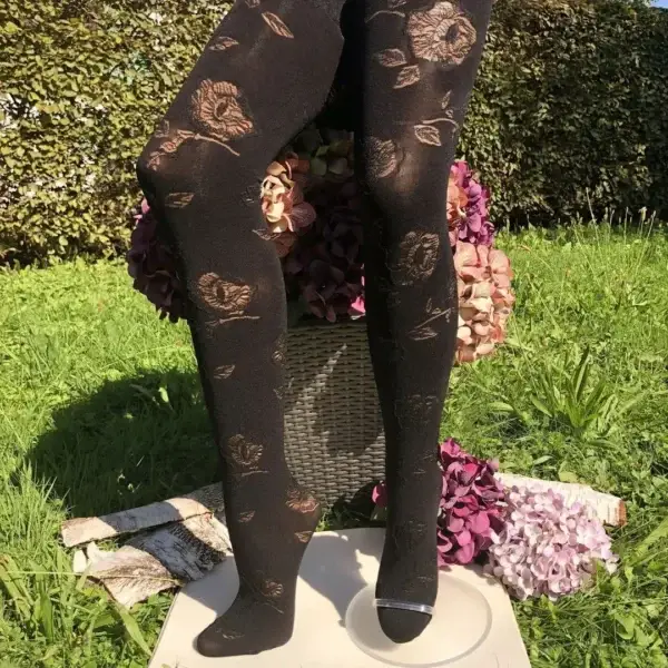 Lusana Trachtenstrumpfhose mit Rosen in schwarz – Bild 1 – Chiemgauer Heimatwerk Trachten-Onlineshop Lusana Trachtenstrumpfhose mit Rosen in schwarz - Bild 1 - Chiemgauer Heimatwerk Trachten-Onlineshop