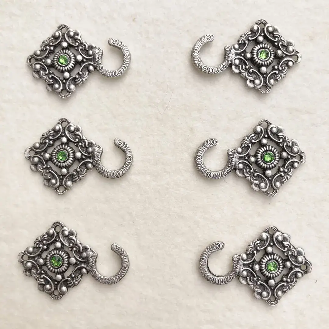 Miederhaken mit Swarovski dunkelgrün in antik-silber matt – Bild 4 – Chiemgauer Heimatwerk Trachten-Onlineshop Miederhaken mit Swarovski dunkelgrün in antik-silber matt - Bild 4 - Chiemgauer Heimatwerk Trachten-Onlineshop