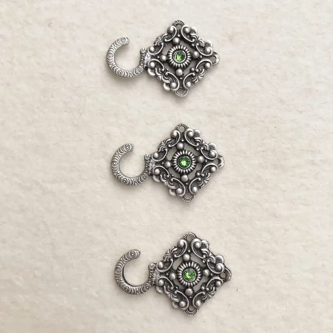 Miederhaken mit Swarovski dunkelgrün in antik-silber matt – Bild 6 – Chiemgauer Heimatwerk Trachten-Onlineshop Miederhaken mit Swarovski dunkelgrün in antik-silber matt - Bild 6 - Chiemgauer Heimatwerk Trachten-Onlineshop